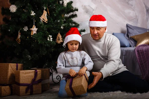 Küçük Kız Noel Ağacı Evde Oturan Dedesi Ile Eğleniyor — Stok fotoğraf