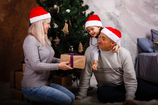 Menina Divertindo Com Mãe Avô Sentados Árvore Natal Casa — Fotografia de Stock