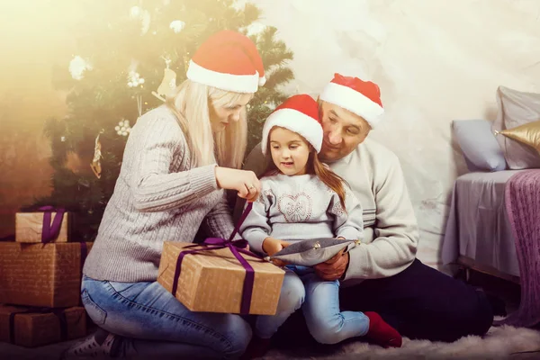 Meisje Met Plezier Met Moeder Grootvader Zit Door Kerstboom Thuis — Stockfoto
