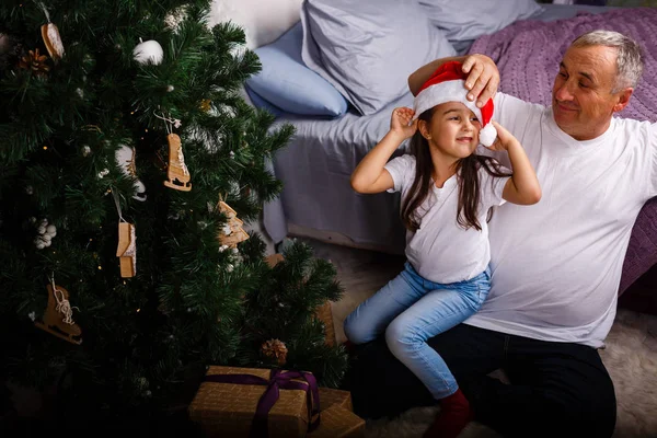 Dedesi Torun Yakınındaki Noel Ağacı Noel Ile Oynarken — Stok fotoğraf