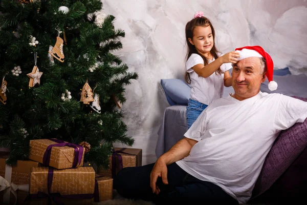 Dedesi Torun Yakınındaki Noel Ağacı Noel Ile Oynarken — Stok fotoğraf