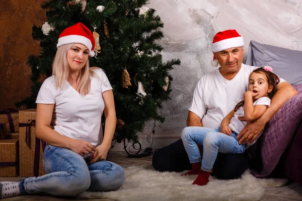 Homem Idoso Passando Tempo Com Neta Filha Perto Árvore Natal — Fotografia de Stock