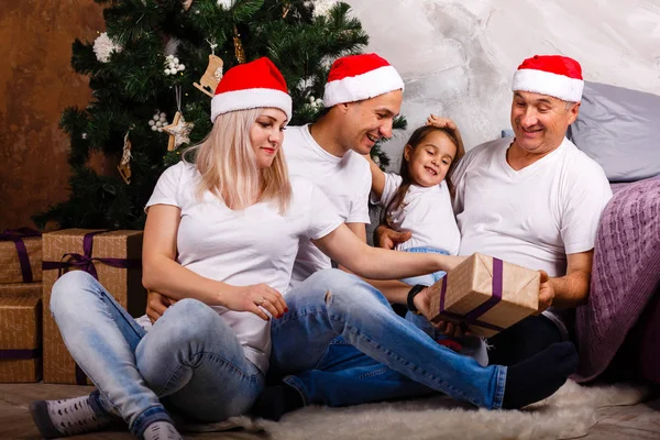 Retrato Família Alegre Passar Tempo Perto Árvore Natal Casa — Fotografia de Stock