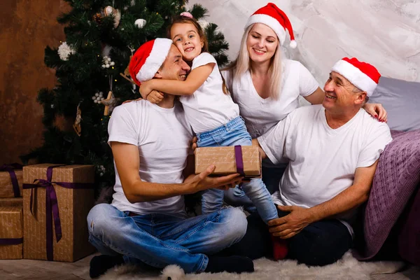 Ritratto Allegra Famiglia Che Trascorre Del Tempo Vicino All Albero — Foto Stock