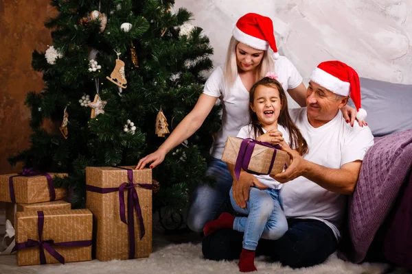 年配の男の孫娘とクリスマス ツリーの近くの娘と過ごす時間 — ストック写真