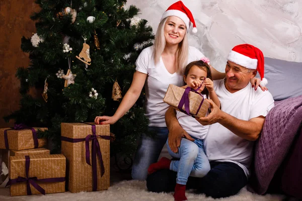 Noel Ağacı Yakınındaki Kızı Torunu Ile Harcama Zaman Yaşlı Adam — Stok fotoğraf