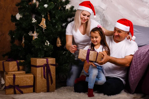Noel Ağacı Yakınındaki Kızı Torunu Ile Vakit Santa Şapkalı Yaşlı — Stok fotoğraf