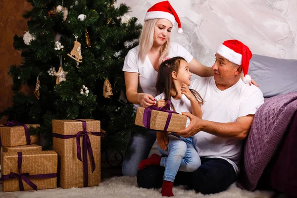 Noel Ağacı Yakınındaki Kızı Torunu Ile Vakit Santa Şapkalı Yaşlı — Stok fotoğraf