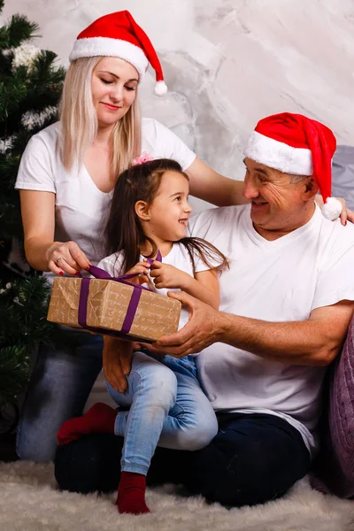 Noel Ağacı Yakınındaki Kızı Torunu Ile Vakit Santa Şapkalı Yaşlı — Stok fotoğraf