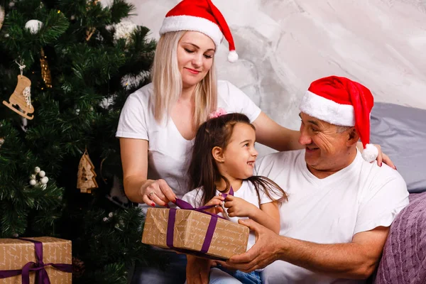 Noel Ağacı Yakınındaki Kızı Torunu Ile Vakit Santa Şapkalı Yaşlı — Stok fotoğraf