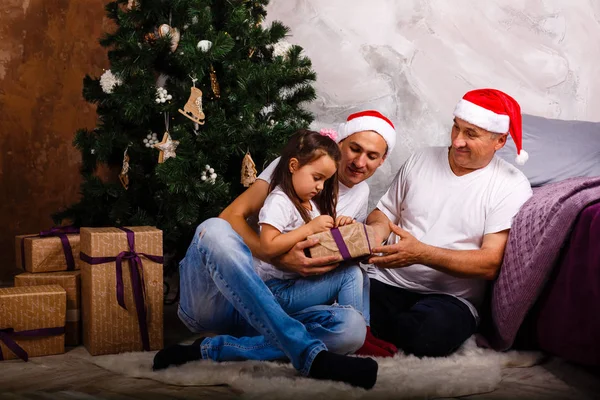 Padre Nonno Nipote Divertono Vicino All Albero Natale — Foto Stock