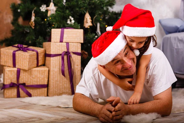 Mutlu Kız Gülümseyen Dede Birlikte Noel Ağacının Yanında Oynama — Stok fotoğraf