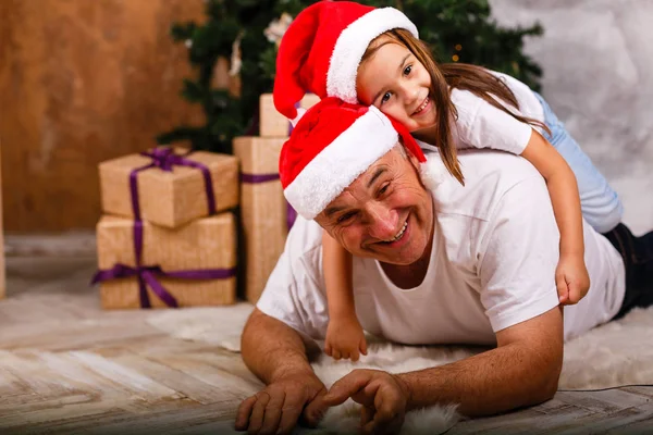 Mutlu Kız Gülümseyen Dede Birlikte Noel Ağacının Yanında Oynama — Stok fotoğraf