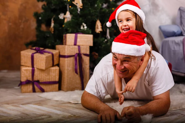 Mutlu Kız Gülümseyen Dede Birlikte Noel Ağacının Yanında Oynama — Stok fotoğraf