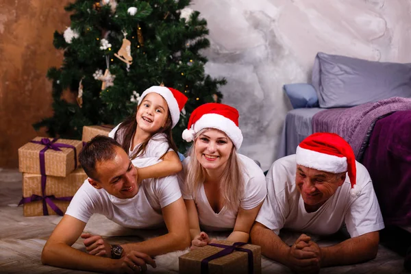 Retrato Família Alegre Deitada Perto Árvore Natal Homeac — Fotografia de Stock