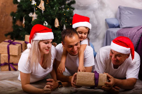 Homeac の近くのクリスマス ツリーに横たわって陽気な家族の肖像画 — ストック写真