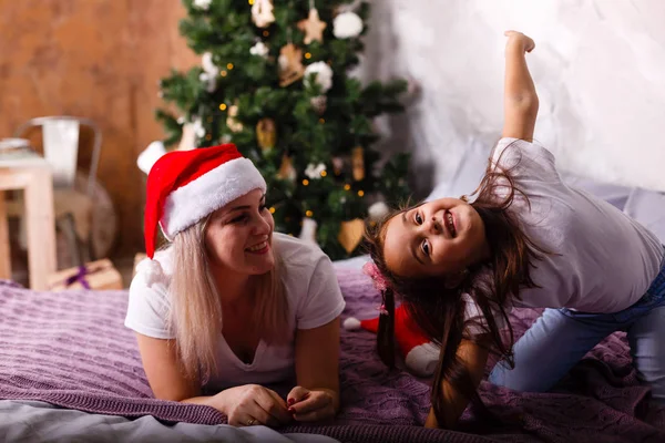 Gelukkig Meisje Lachende Moeder Spelen Samen Buurt Van Kerstboom — Stockfoto
