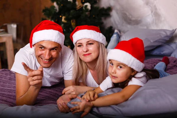 Felice Giovane Famiglia Che Celebra Natale Santa Cappelli — Foto Stock