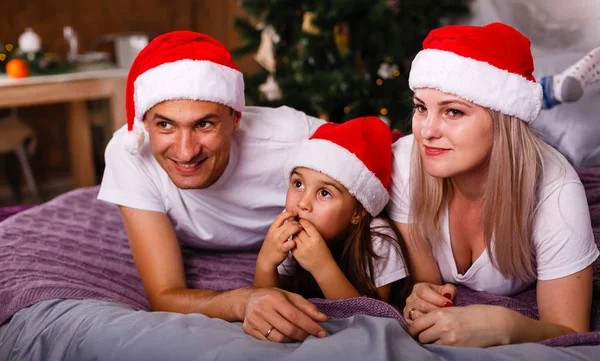 Feliz Jovem Família Celebrando Natal Chapéus Papai Noel — Fotografia de Stock