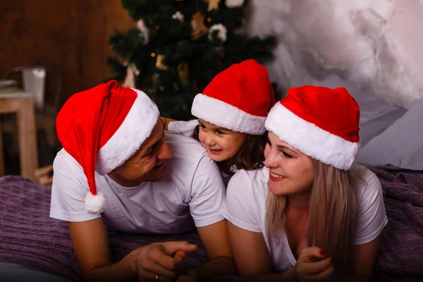 Feliz Jovem Família Celebrando Natal Chapéus Papai Noel — Fotografia de Stock