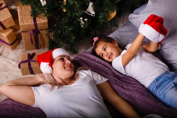 Menina Feliz Mãe Sorridente Brincando Juntos Perto Árvore Natal — Fotografia de Stock