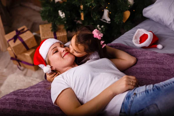 Menina Feliz Mãe Sorridente Passar Tempo Juntos Perto Árvore Natal — Fotografia de Stock