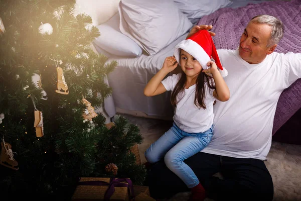 Onun Torunları Yakınındaki Bir Noel Ağacı Ile Oynarken Noel Baba — Stok fotoğraf