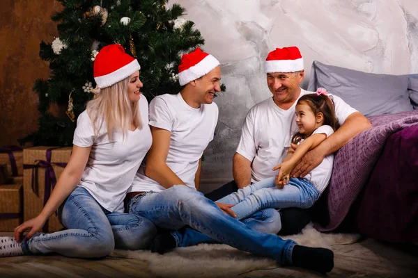 Família Feliz Jeans Sentado Perto Árvore Xmas Antecipação Ano Novo — Fotografia de Stock