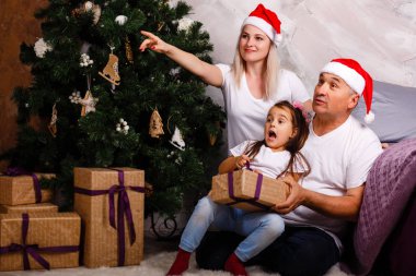 Noel ağacı yakınındaki kızı ve torunu ile harcama zaman yaşlı adam