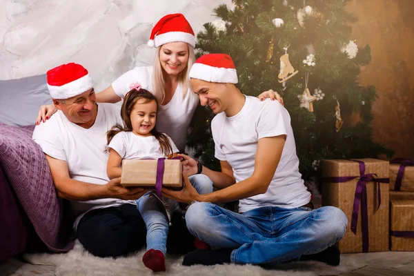 Família Feliz Jeans Sentado Perto Árvore Xmas Antecipação Ano Novo — Fotografia de Stock