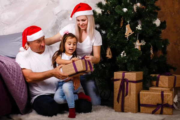 Oudere Man Kerstmuts Tijd Doorbrengen Met Kleindochter Dochter Buurt Van — Stockfoto