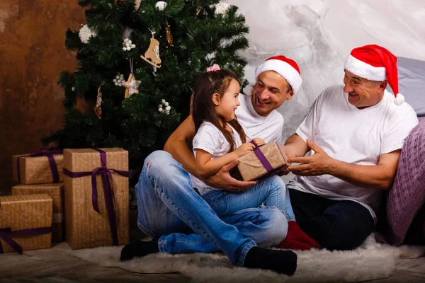 祖父と孫娘のクリスマス ツリー近く楽しんで — ストック写真