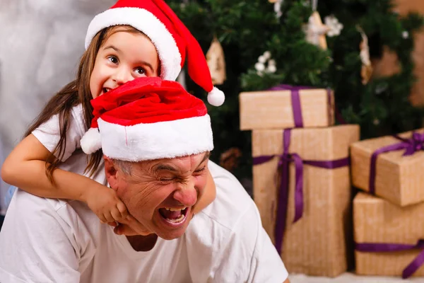 Mutlu Kız Gülümseyen Dede Noel Birlikte Oynama — Stok fotoğraf