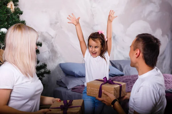 Felice Giovane Famiglia Che Celebra Natale Con Regalo — Foto Stock