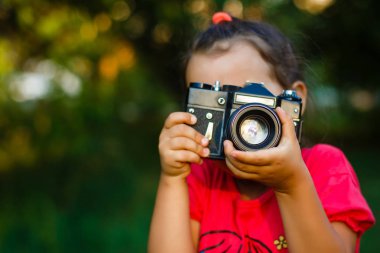Vintage film kamera ile küçük kız alarak resmi 