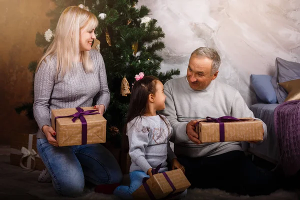 Homem Idoso Passando Tempo Com Neta Filha Perto Árvore Natal — Fotografia de Stock