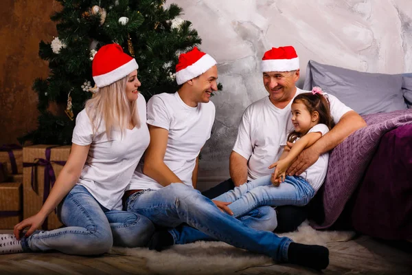 クリスマス ツリーを自宅近くの時間を費やして陽気な家族の肖像画 — ストック写真