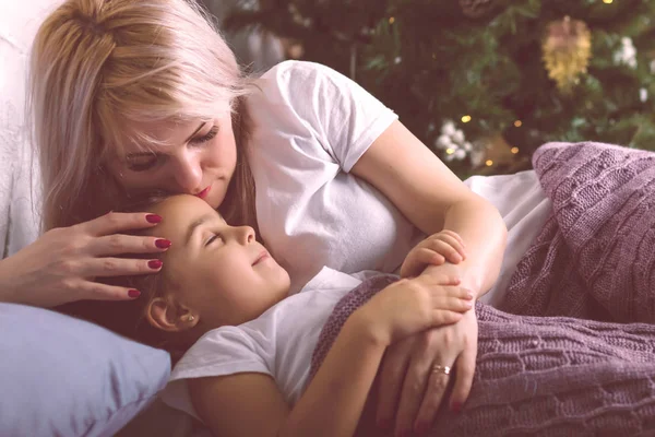 Boldog Család Anya Gyermeke Lánya Karácsony Reggel Ágyban — Stock Fotó