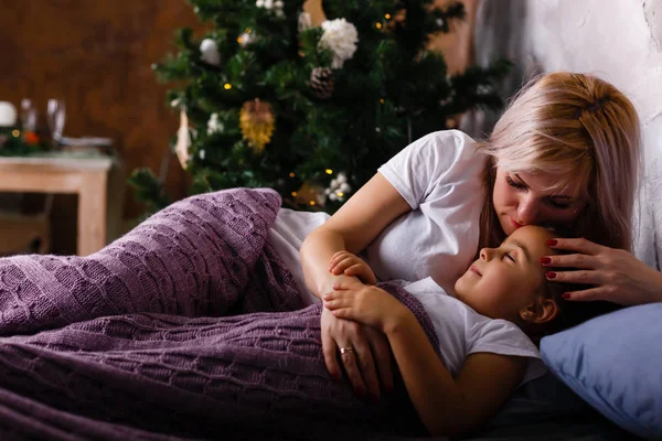 Boldog Család Anya Gyermek Lánya Karácsonykor Reggel Karácsonyfa Ajándékokkal — Stock Fotó