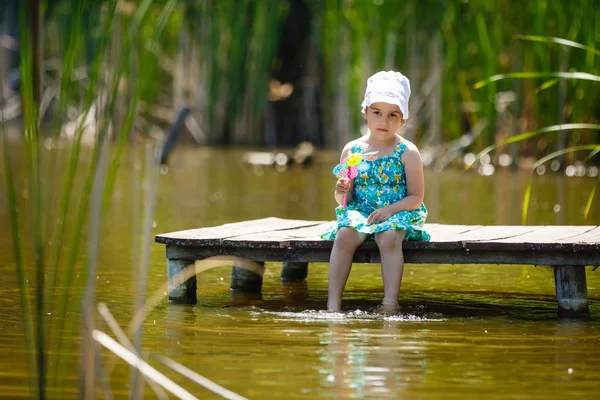 Yalınayak Köprüsü Lake Yakınlarında Oturan Kız Eğlenceyi Çocuklarla — Stok fotoğraf