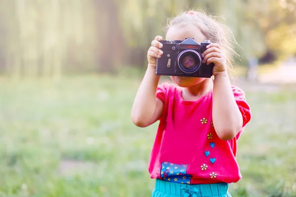 Malá Dívka Fotografoval Pomocí Ročníku Filmové Kamery — Stock fotografie