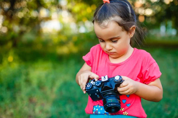 Retrato Criança Bonita Jovem Com Câmera Retro Menina Com Câmera — Fotografia de Stock