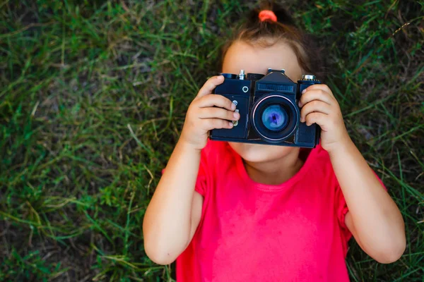 Ritratto Bambina Che Scatta Foto Con Vecchia Macchina Fotografica Retrò — Foto Stock