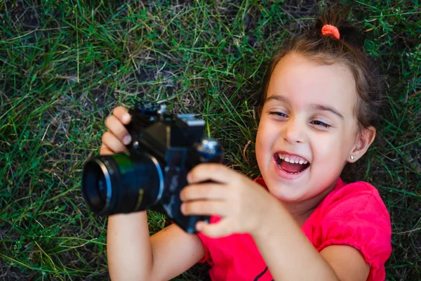 Ritratto Bambina Che Scatta Foto Con Vecchia Macchina Fotografica Retrò — Foto Stock