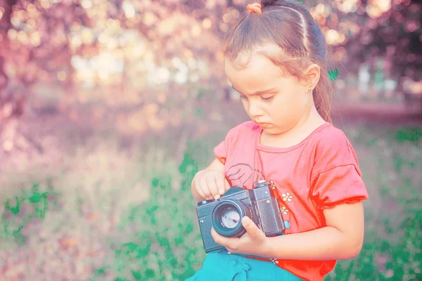 Menina Com Câmera Grande Mãos Livre Conceito Desenvolvimento Uma Criança — Fotografia de Stock