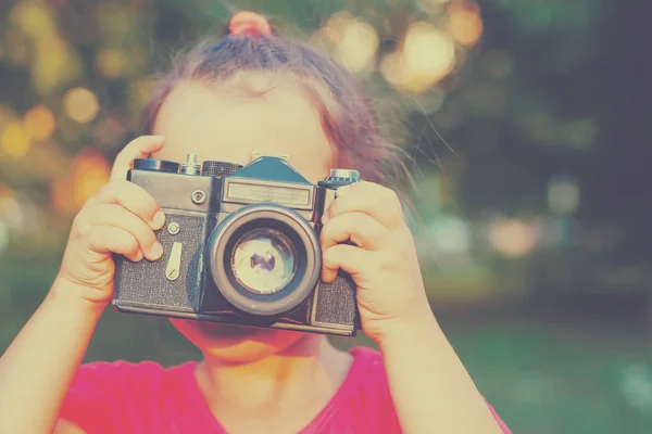 Menina Tirando Foto Usando Câmera Filme Vintage — Fotografia de Stock