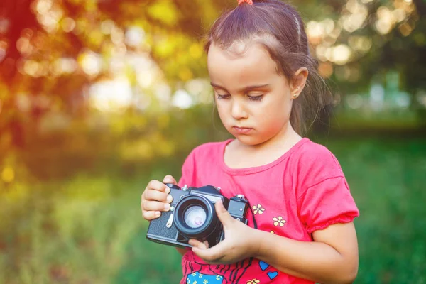 Malá Dívka Fotografoval Pomocí Ročníku Filmové Kamery — Stock fotografie