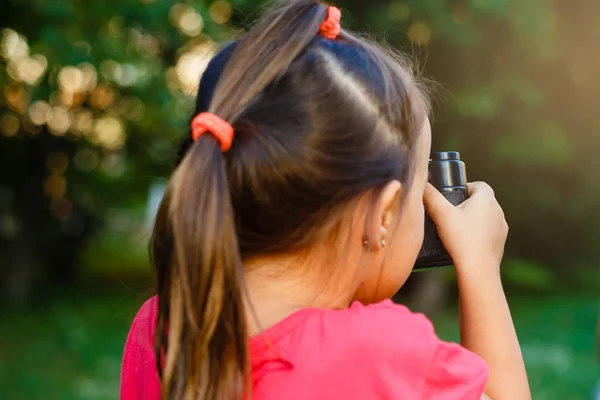 Little Girl Taking Picture Using Vintage Film Camera — Stock Photo, Image