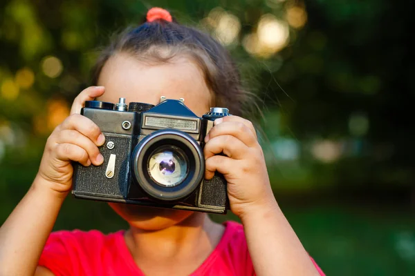 Malá Dívka Fotografoval Pomocí Ročníku Filmové Kamery — Stock fotografie