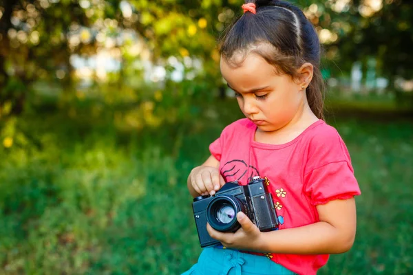Portrét Mladé Krásné Dítě Retro Fotoaparát — Stock fotografie